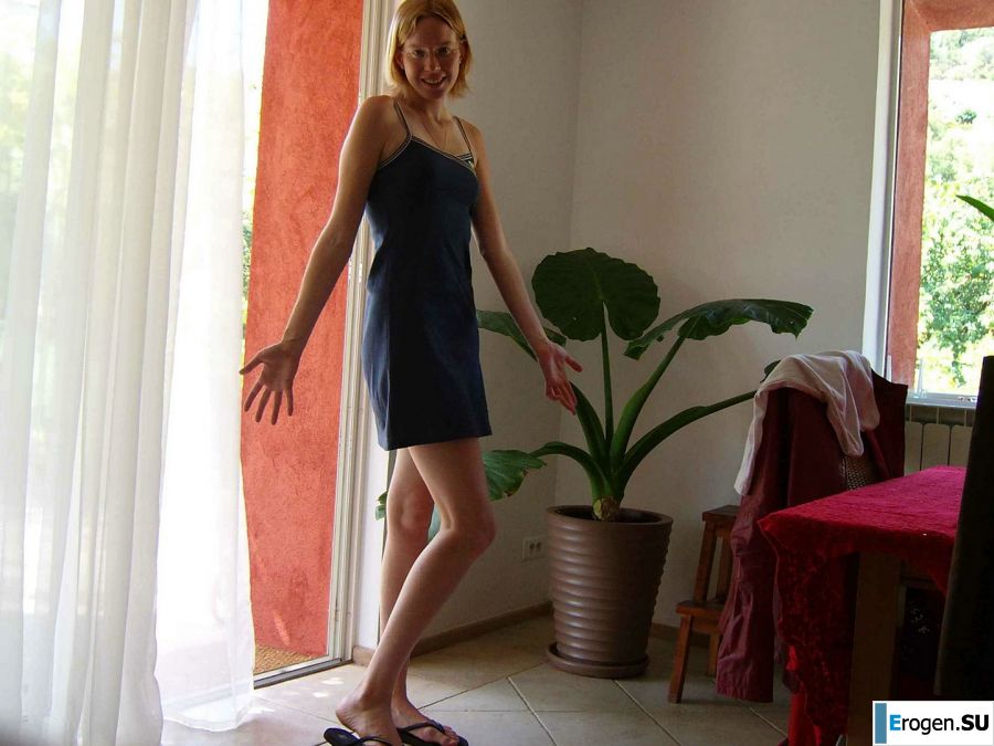 Загорелая блондинка со следами от белья позирует другу. Фото 5