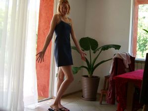 Загорелая блондинка со следами от белья позирует другу. Эскиз 5