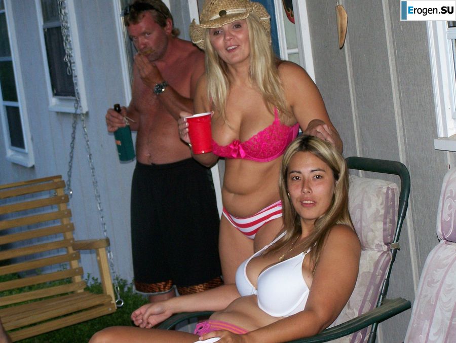 Роскошные блондинки с пышной грудью ласкают друг друга и оголяются. Фото 12