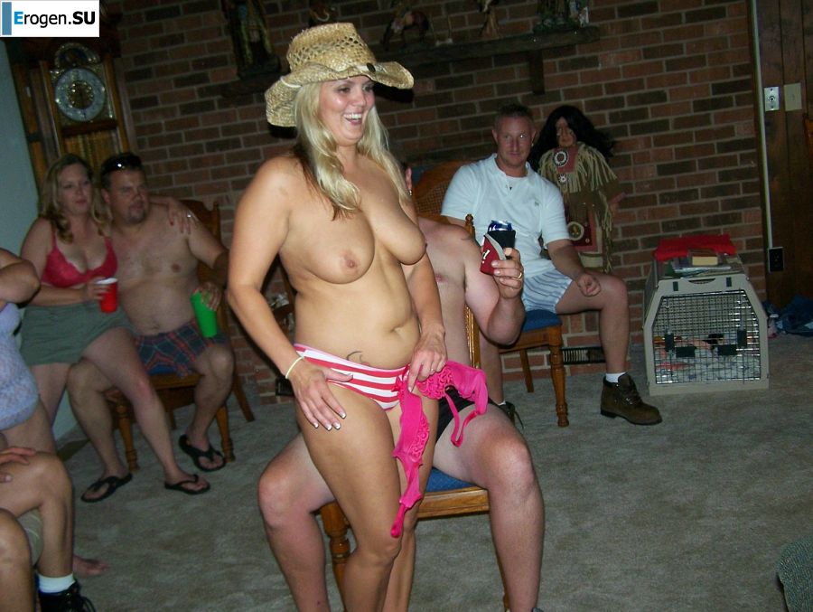 Роскошные блондинки с пышной грудью ласкают друг друга и оголяются. Фото 14