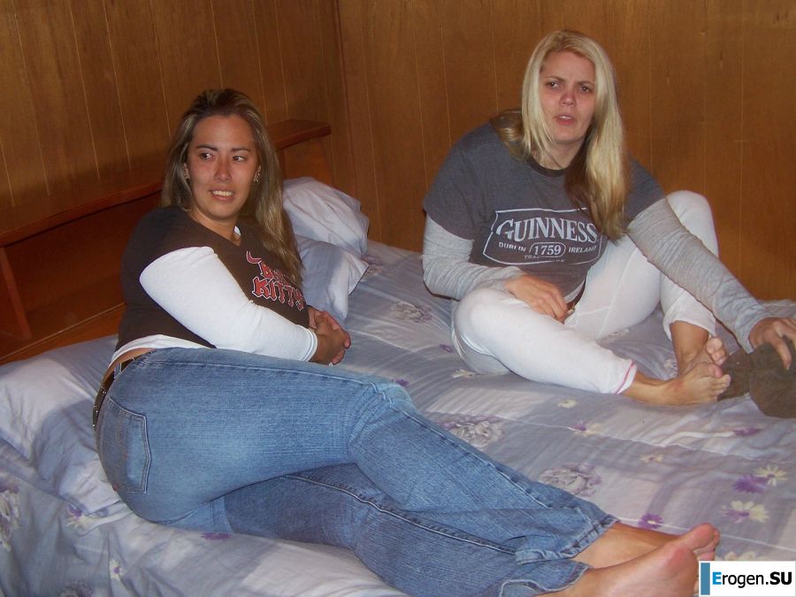 Роскошные блондинки с пышной грудью ласкают друг друга и оголяются. Фото 25