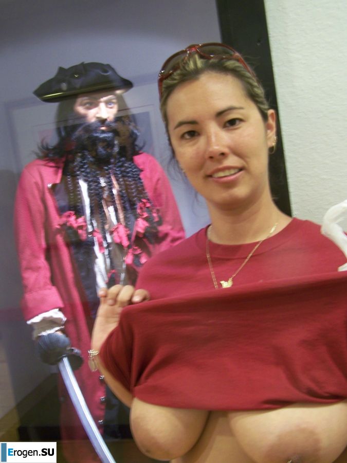 Роскошные блондинки с пышной грудью ласкают друг друга и оголяются. Фото 29