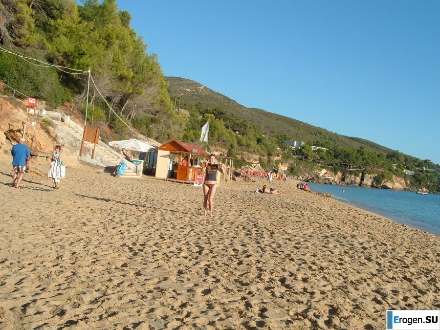 Женщина раздвигает ноги на кровати и в ванной. Фото 17