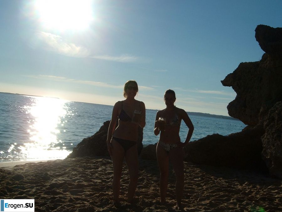 Женщина раздвигает ноги на кровати и в ванной. Фото 18