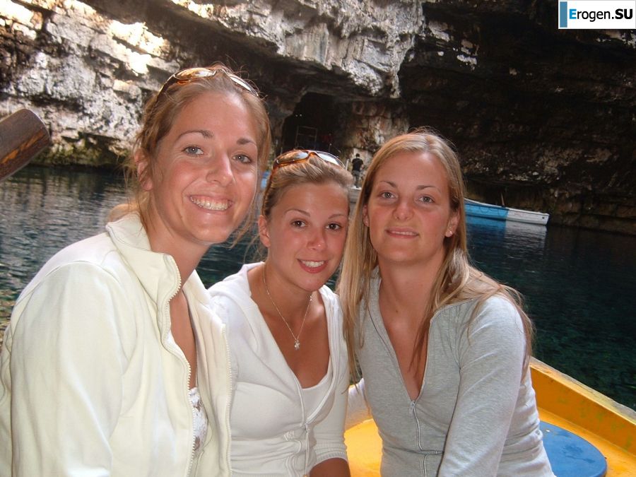 Женщина раздвигает ноги на кровати и в ванной. Фото 19