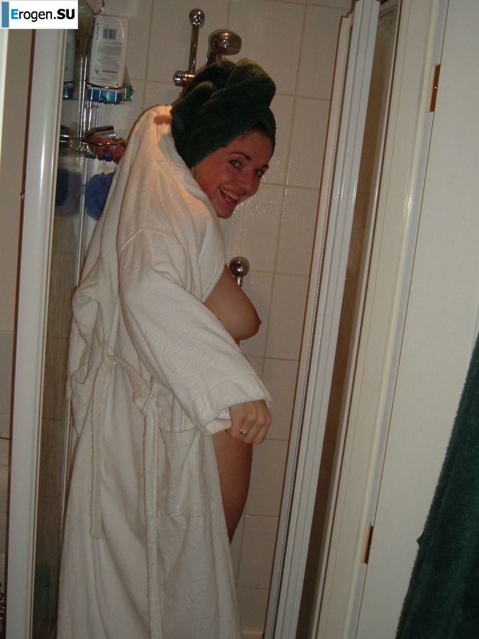 Женщина раздвигает ноги на кровати и в ванной. Фото 27