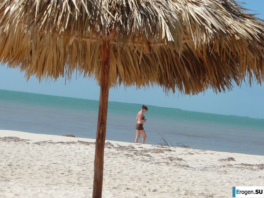 Женщина раздвигает ноги на кровати и в ванной. Фото 3