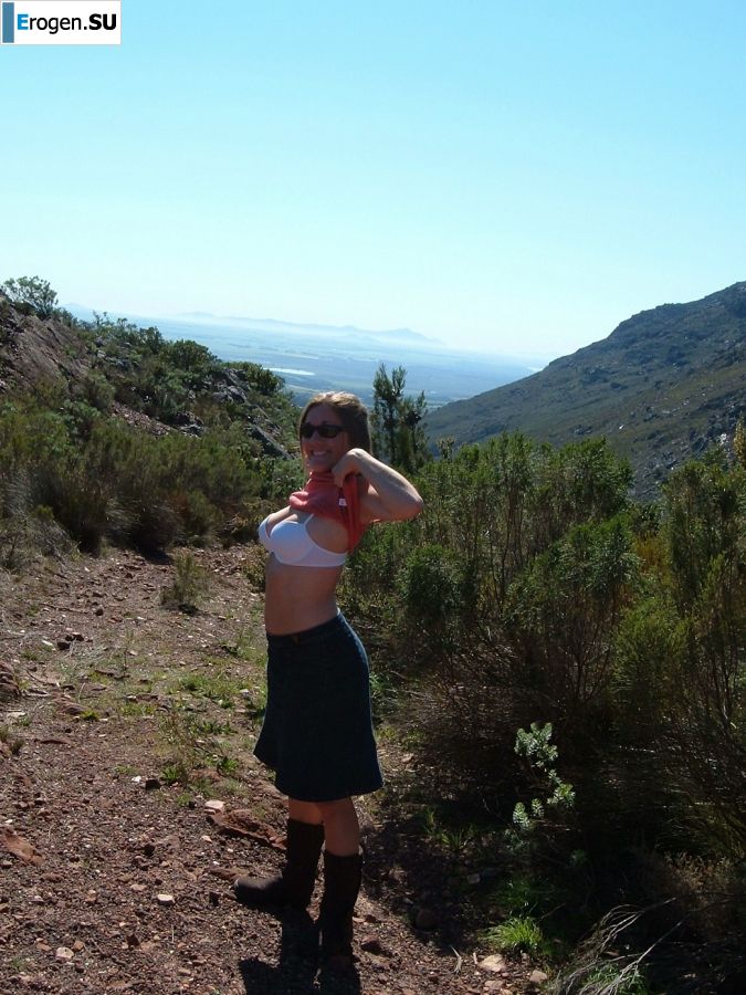 Женщина раздвигает ноги на кровати и в ванной. Фото 39