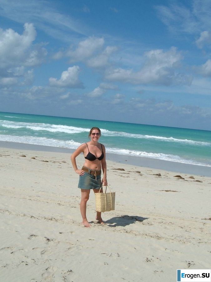 Женщина раздвигает ноги на кровати и в ванной. Фото 4