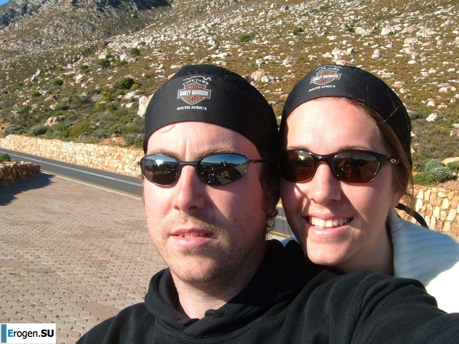 Женщина раздвигает ноги на кровати и в ванной. Фото 40