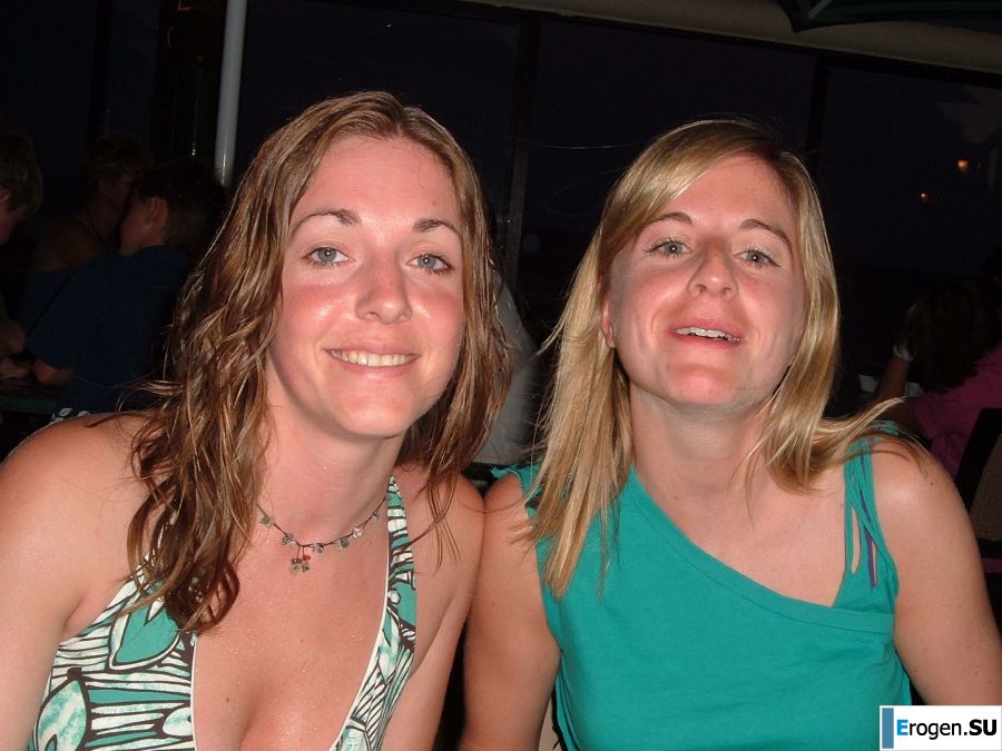 Женщина раздвигает ноги на кровати и в ванной. Фото 5