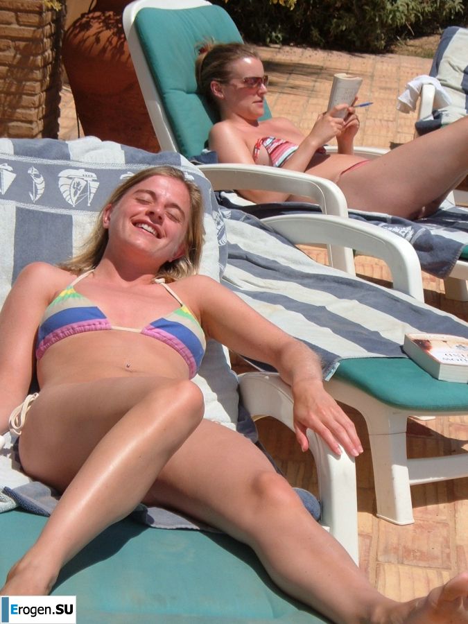 Женщина раздвигает ноги на кровати и в ванной. Фото 6