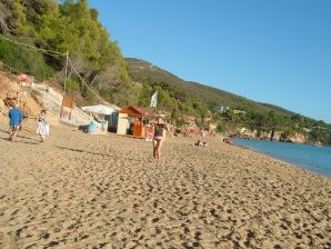 Женщина раздвигает ноги на кровати и в ванной. Эскиз 17