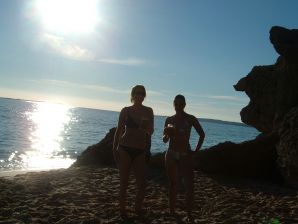 Женщина раздвигает ноги на кровати и в ванной. Эскиз 18