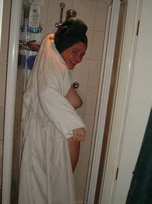 Женщина раздвигает ноги на кровати и в ванной. Эскиз 27