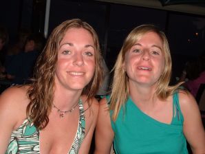 Женщина раздвигает ноги на кровати и в ванной. Эскиз 5