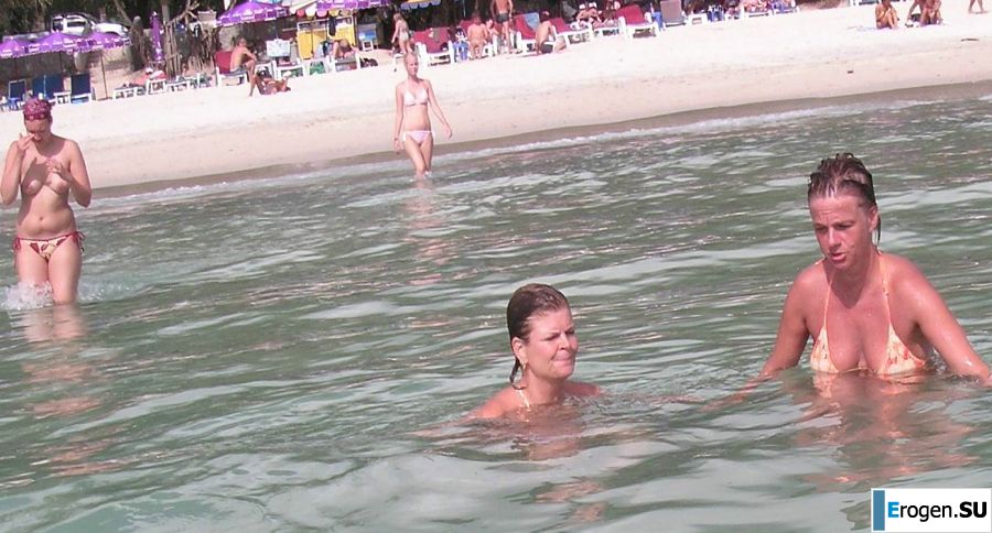 Девушка показала сиськи на отдыхе в компании подруг. Фото 13