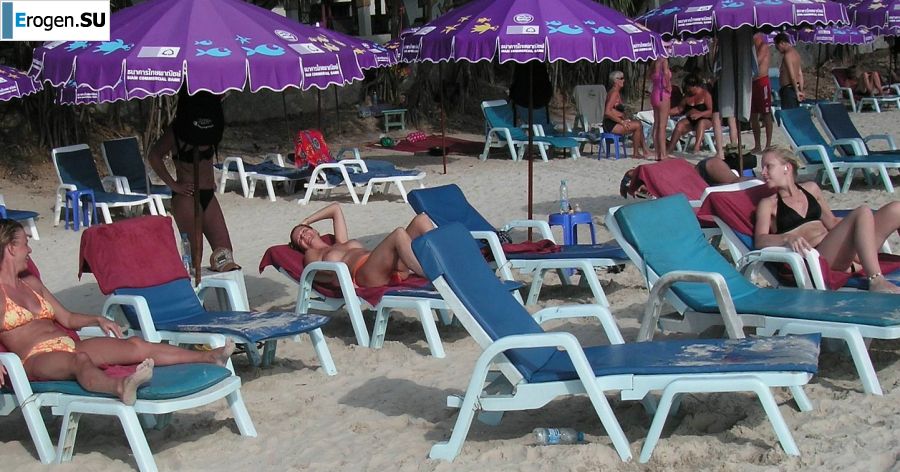 Девушка показала сиськи на отдыхе в компании подруг. Фото 8