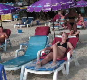 The girl showed boobs on vacation in the company of friends. Thumb 9