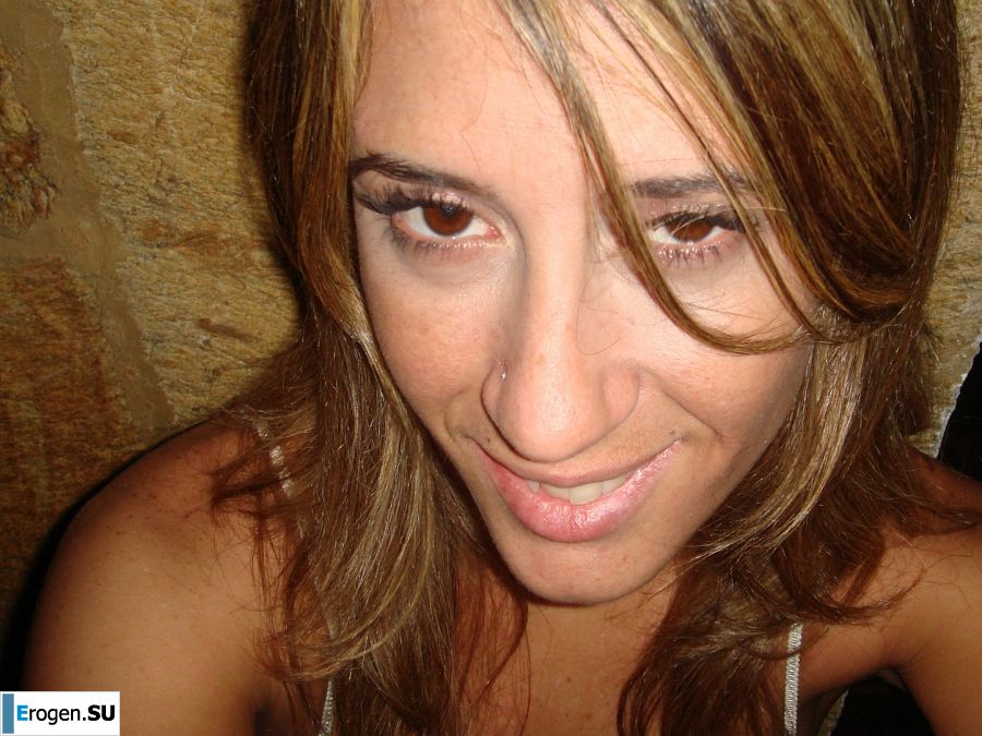 Загорелые девчонки показывают упругие попки в трусиках. Фото 10