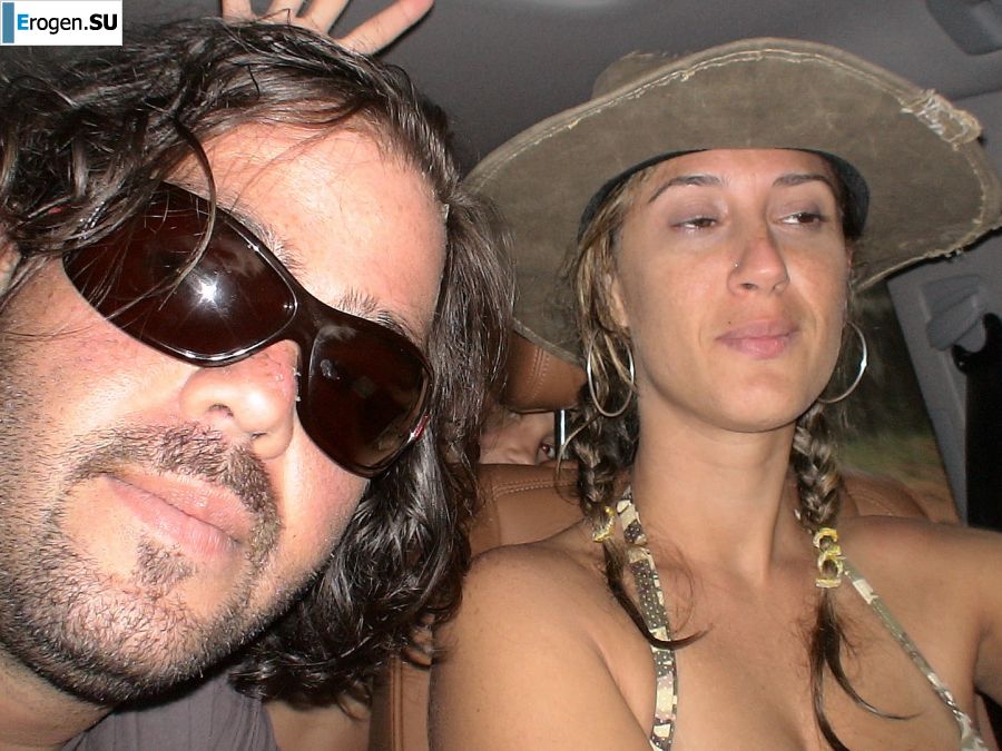 Загорелые девчонки показывают упругие попки в трусиках. Фото 11