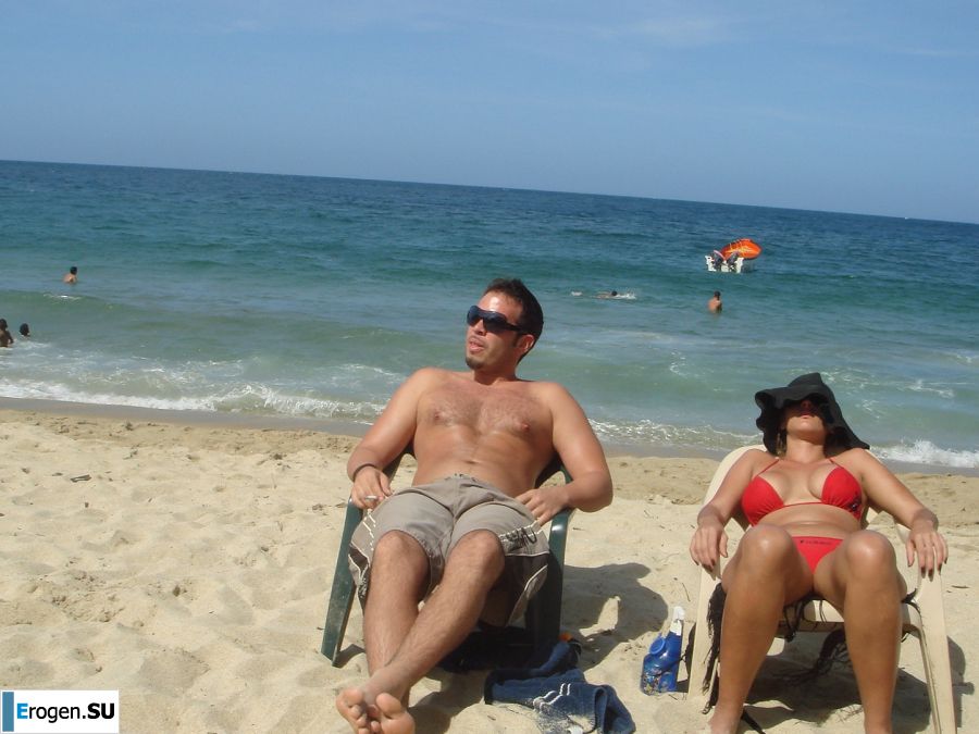 Загорелые девчонки показывают упругие попки в трусиках. Фото 12