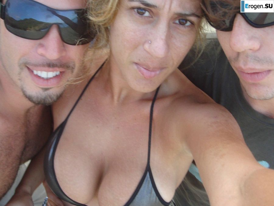 Загорелые девчонки показывают упругие попки в трусиках. Фото 14