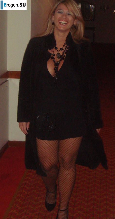 Загорелые девчонки показывают упругие попки в трусиках. Фото 20