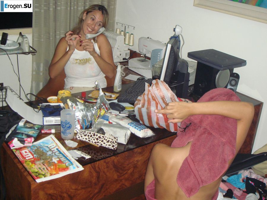 Загорелые девчонки показывают упругие попки в трусиках. Фото 4