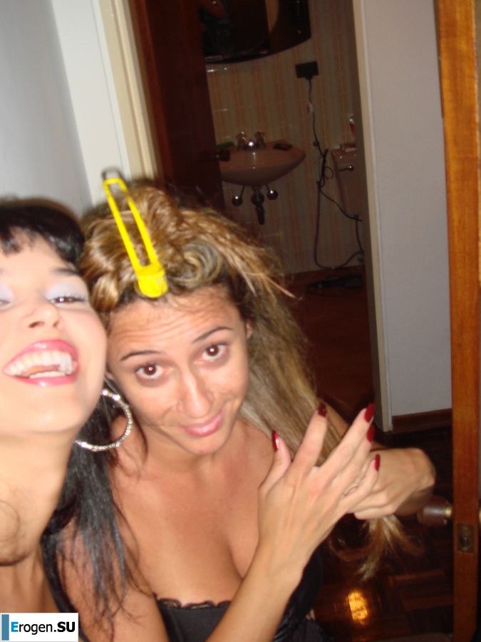 Загорелые девчонки показывают упругие попки в трусиках. Фото 5