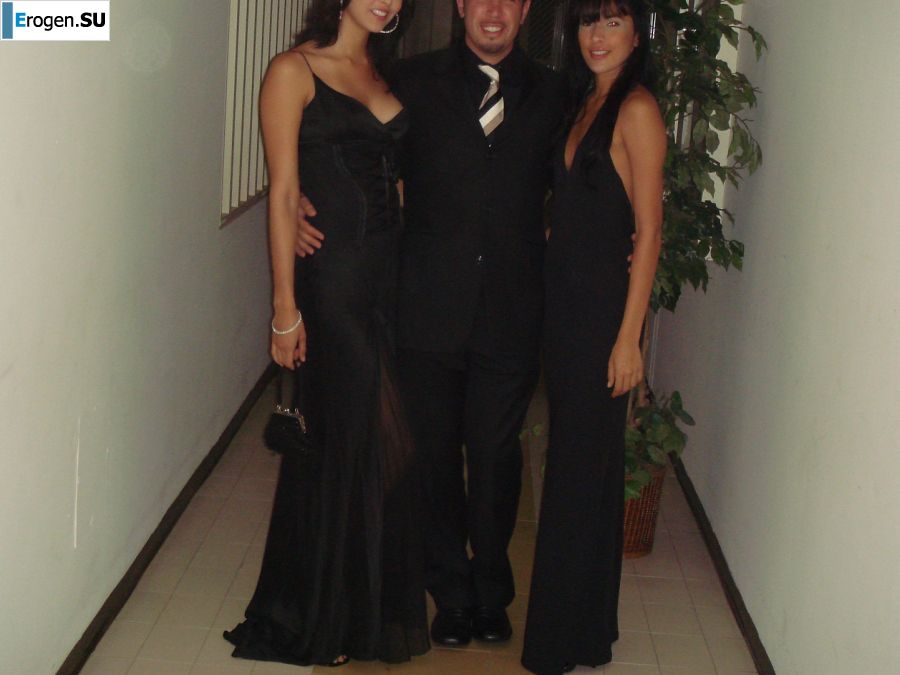 Загорелые девчонки показывают упругие попки в трусиках. Фото 6