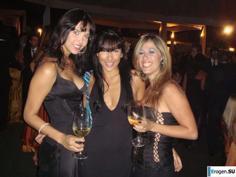 Загорелые девчонки показывают упругие попки в трусиках. Фото 7