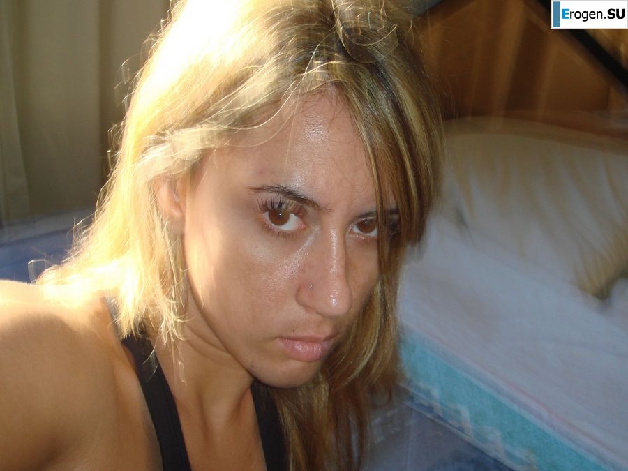 Загорелые девчонки показывают упругие попки в трусиках. Фото 9