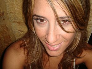 Загорелые девчонки показывают упругие попки в трусиках. Эскиз 10