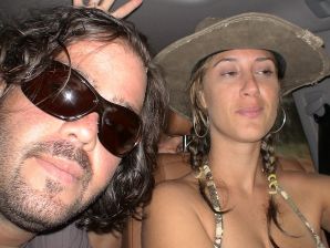 Загорелые девчонки показывают упругие попки в трусиках. Эскиз 11