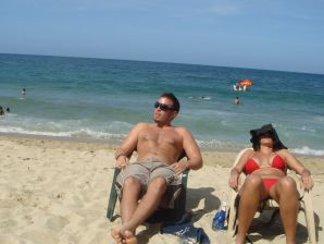 Загорелые девчонки показывают упругие попки в трусиках. Эскиз 12