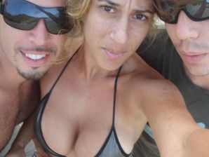 Загорелые девчонки показывают упругие попки в трусиках. Эскиз 14