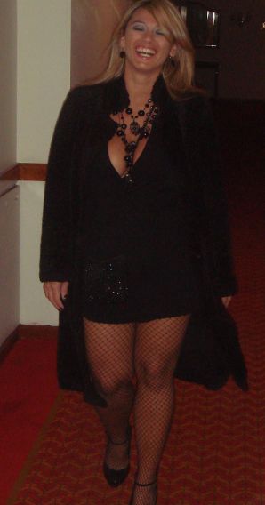 Загорелые девчонки показывают упругие попки в трусиках. Эскиз 20