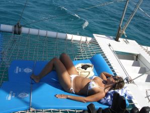 Загорелые девчонки показывают упругие попки в трусиках. Эскиз 22