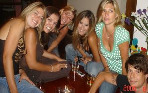 Загорелые девчонки показывают упругие попки в трусиках. Эскиз 24