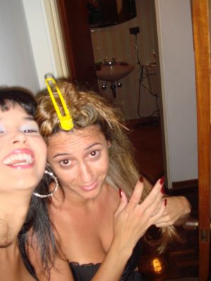 Загорелые девчонки показывают упругие попки в трусиках. Эскиз 5