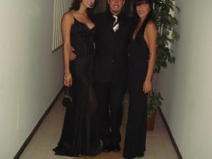 Загорелые девчонки показывают упругие попки в трусиках. Эскиз 6