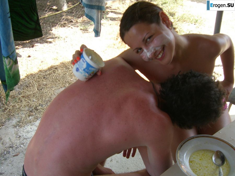 Девушка разделась в компании отдыхающих и показала отличную фигуру. Фото 10