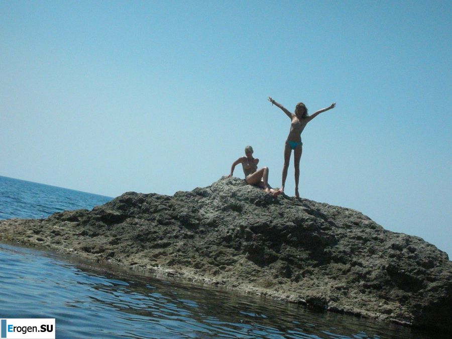 Девушка разделась в компании отдыхающих и показала отличную фигуру. Фото 30