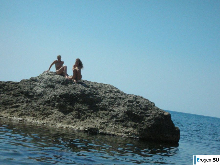 Девушка разделась в компании отдыхающих и показала отличную фигуру. Фото 31