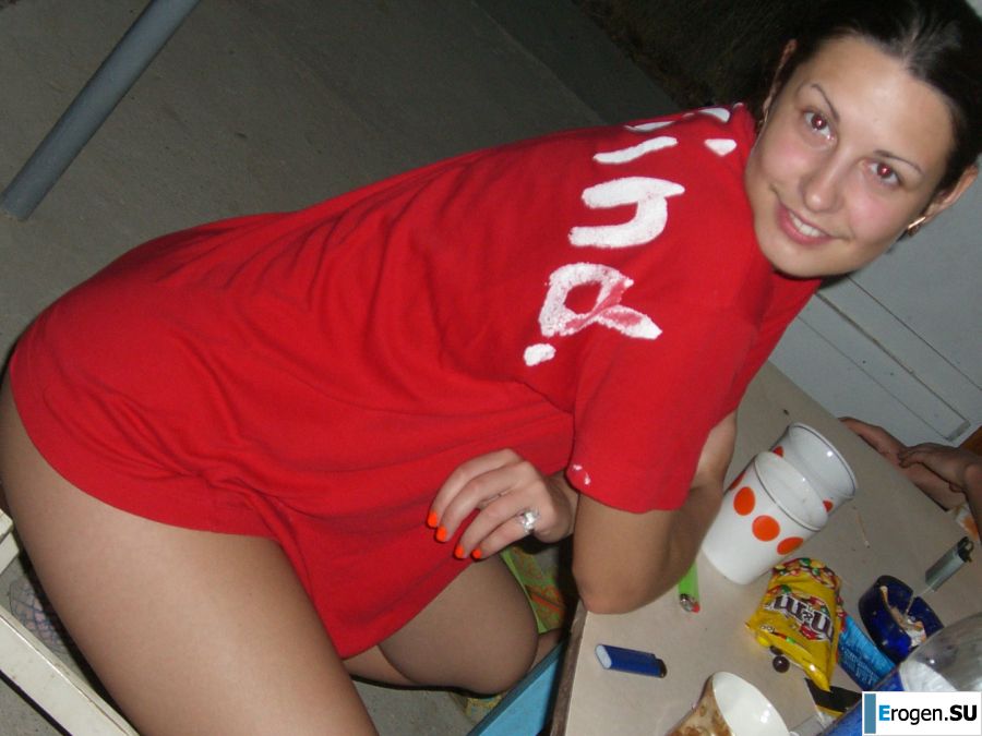 Девушка разделась в компании отдыхающих и показала отличную фигуру. Фото 4