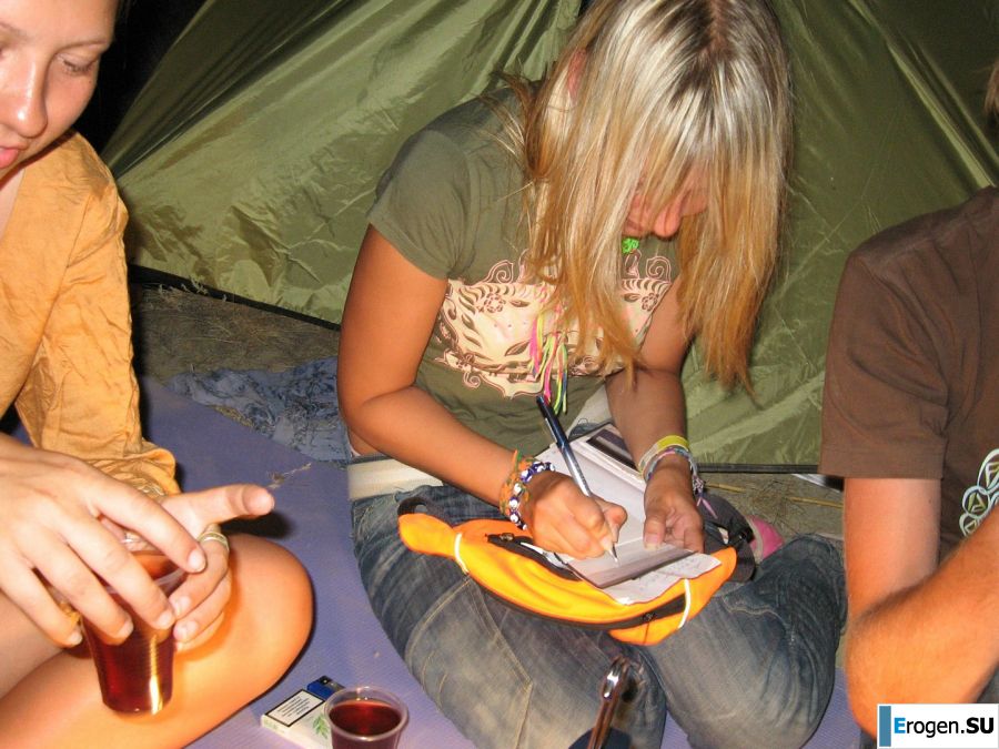 Девушка разделась в компании отдыхающих и показала отличную фигуру. Фото 41