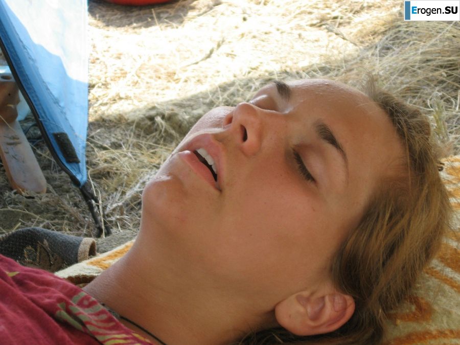 Девушка разделась в компании отдыхающих и показала отличную фигуру. Фото 44