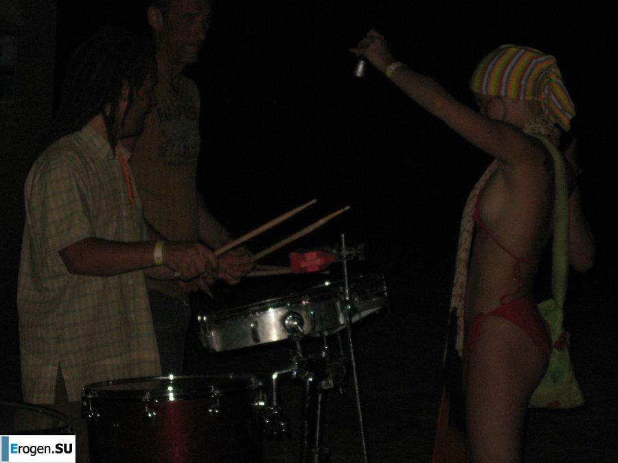 Девушка разделась в компании отдыхающих и показала отличную фигуру. Фото 47