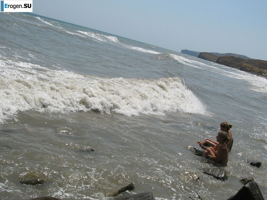 Девушка разделась в компании отдыхающих и показала отличную фигуру. Фото 53